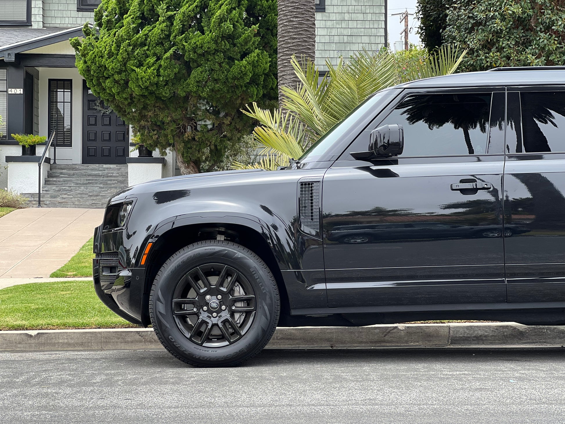 Rent Land Rover Defender in Los Angeles, Beverly Hills, Santa Monica, Malibu, LAX