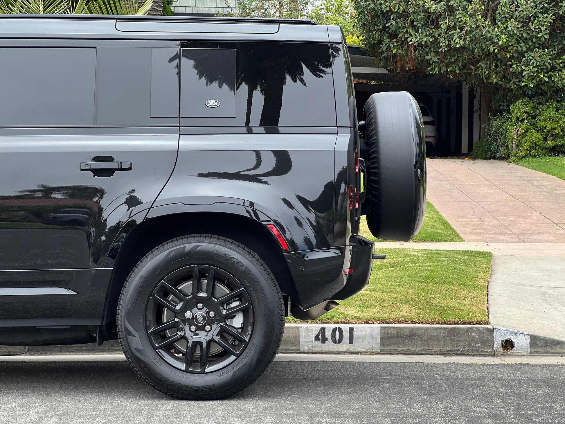 Land Rover Defender Exterior Rear Side Photo